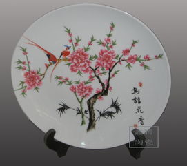 高白粉彩紀(jì)念盤 花卉禮品的藝術(shù)與價(jià)值解析